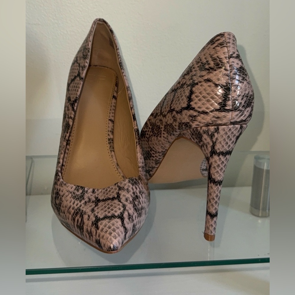 JUSTFAB Giselle, Pointed Toe Pumps, Pink croc pattern